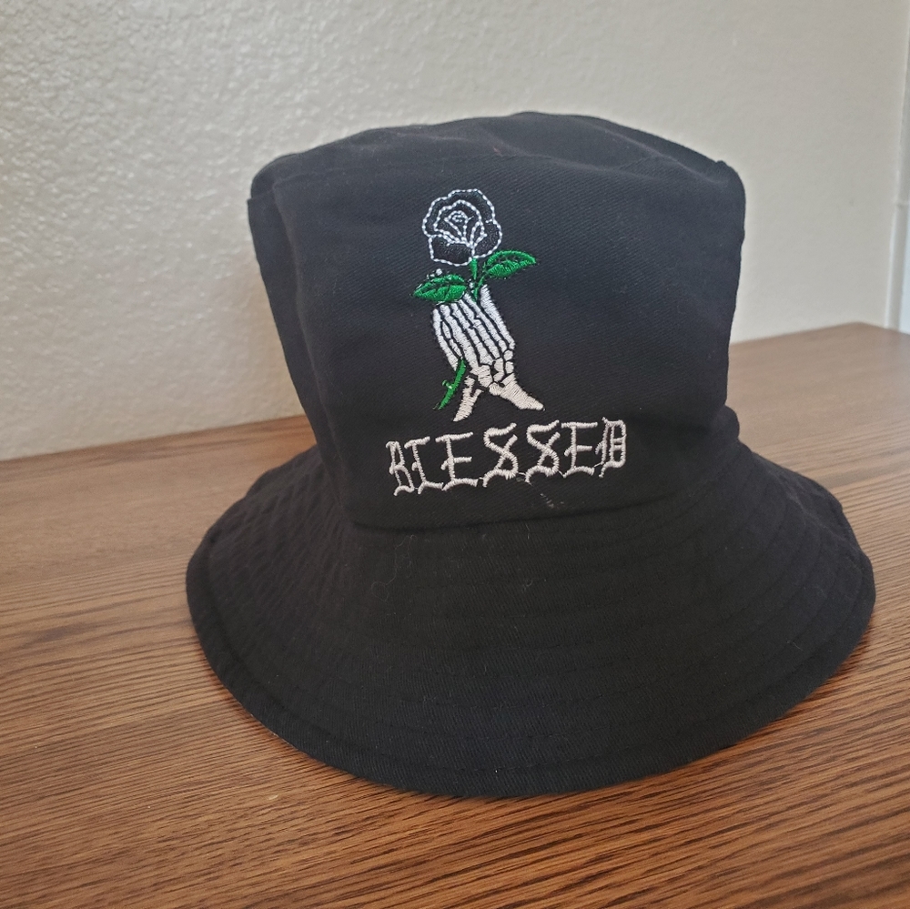 Black-and-tan reversible bucket hat